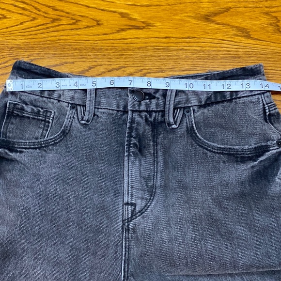 Good American Jeans Faded Black Distressed Knee Size 26 NWOT - Picture 10 of 14
